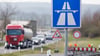 Verkehrsschilder „Autobahn“ und „Durchfahrt verboten“ (hinten, r) sind an der Autobahnauffahrt in Fahrtrichtung Bremen und Oldenburg zu sehen.