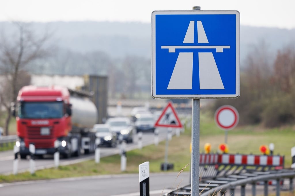 Verkehrsschilder „Autobahn“ und „Durchfahrt verboten“ (hinten, r) sind an der Autobahnauffahrt in Fahrtrichtung Bremen und Oldenburg zu sehen.