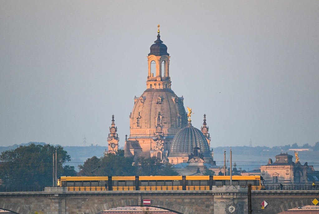 Die Altstadtkulisse mit der Frauenkirche (l) und der Kuppel der Kunstakedmie.