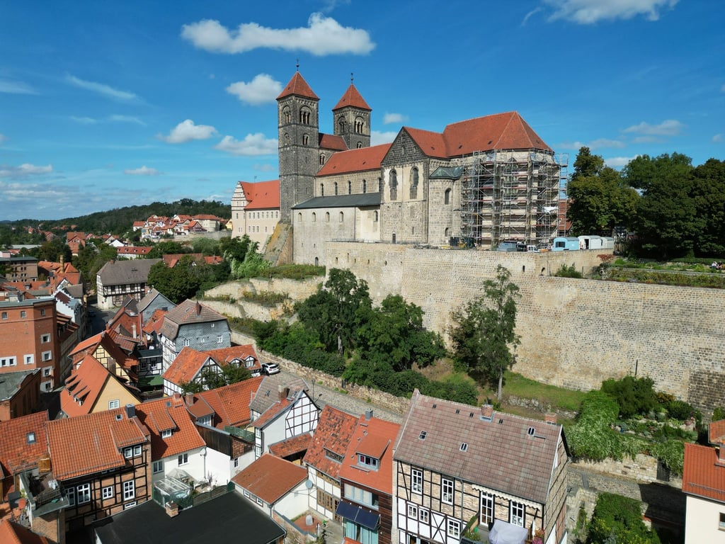 Blick auf die Stiftskirche in Quedlinburg, aufgenommen mit einer Drohne.