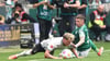 Werders Marco Friedl (r) kämpft gegen Gladbachs Robin Hack um den Ball.