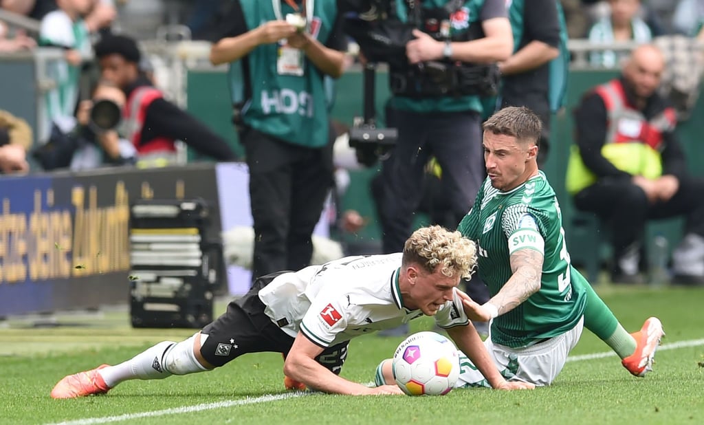 Werders Marco Friedl (r) kämpft gegen Gladbachs Robin Hack um den Ball.