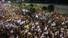 Zu Tausenden gingen Angehörige von Geiseln und ihre Unterstützer in Tel Aviv auf die Straße um Druck auf die eigene Regierung auszuüben.