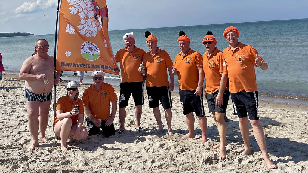 Die „Frosty Koalas“ am Strand von Warnemünde.