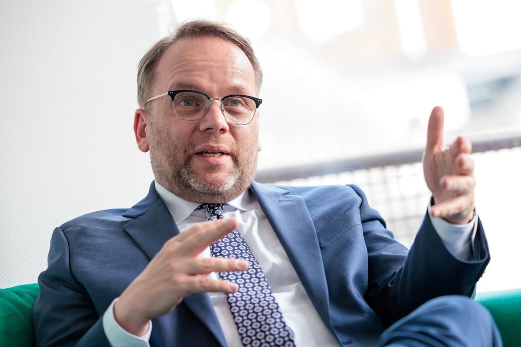 Timon Gremmels (SPD), Minister für Wissenschaft und Forschung, Kunst und Kultur von Hessen, sitzt während eines Interviews auf dem Grünen Sofa in Wiesbaden.