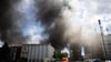Dunkler Rauch steigt bei dem Brand eines Fabrikgebäudes in Berlin-Lichterfelde auf.