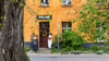 Eine dekorierte Schaufensterpuppe lädt Besucherinnen und Besucher ein, das Kunsthaus „Alter Gasthof“ im südbrandenburgischen Laasow zu besuchen.