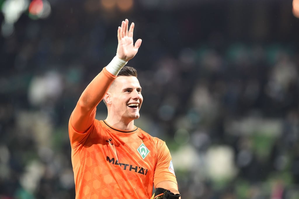 Werder Torwart Michael Zetterer winkt den Fans.