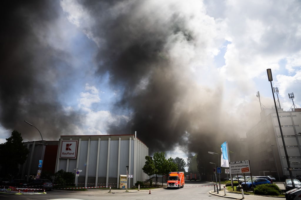 Dunkler Rauch steigt bei dem Brand eines Fabrikgebäudes in Berlin-Lichterfelde auf.