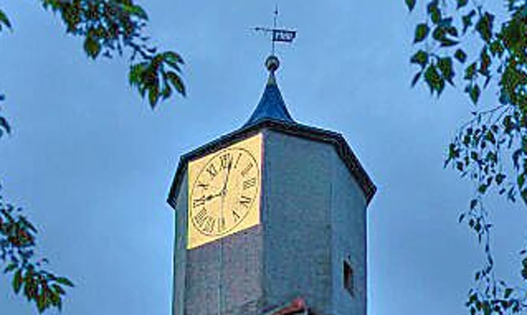 So wie bei dieser Projektion vor einigen Tagen soll der Kirchturm in Lössen möglichst bald wieder aussehen.