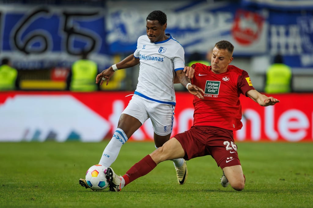 Bryan Teixeira (li.) vom 1. FC Magdeburg gewann fünf seiner zwölf Zweikämpfe - für einen Flügelstürmer in Ordnung.  