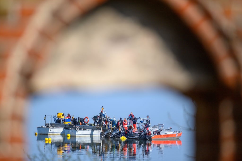 Blick auf die Tauchplattform von Unterwasserarchäologen vom Landesamt für Denkmalpflege und Archäologie durch ein Klosterfenster am Arendsee.