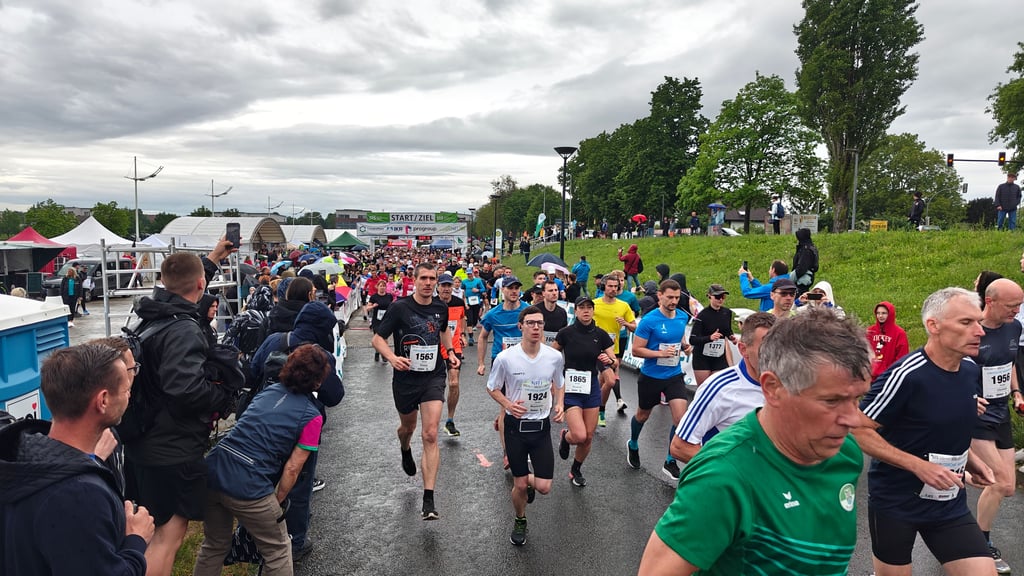 Start zur Marathon- und Zehn-Kilometer-Strecke: Mehr als 2.000 Läufer gehen beim Goitzsche-Marathon an den Start.