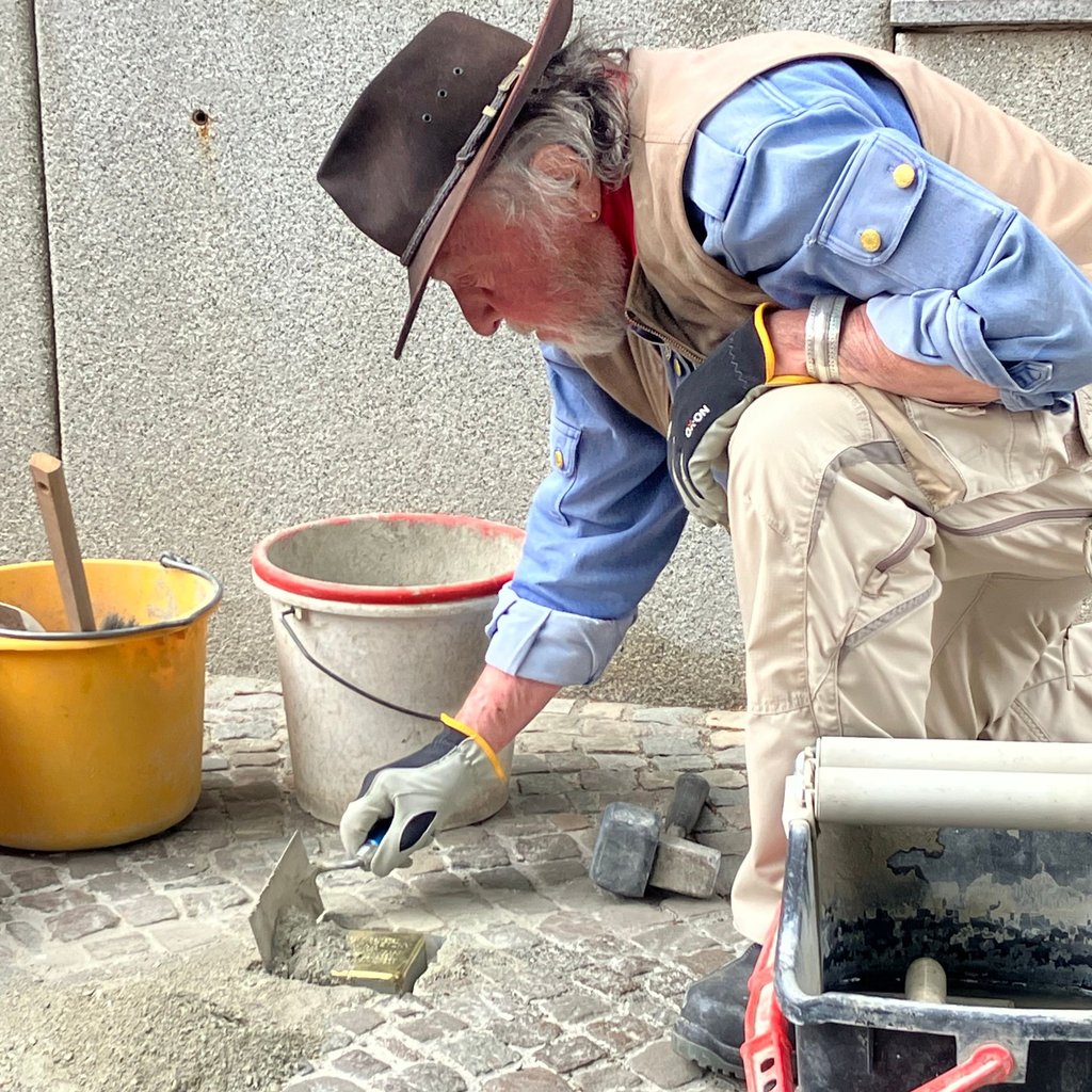 Gunter Demnig verlegt den Stolperstein.