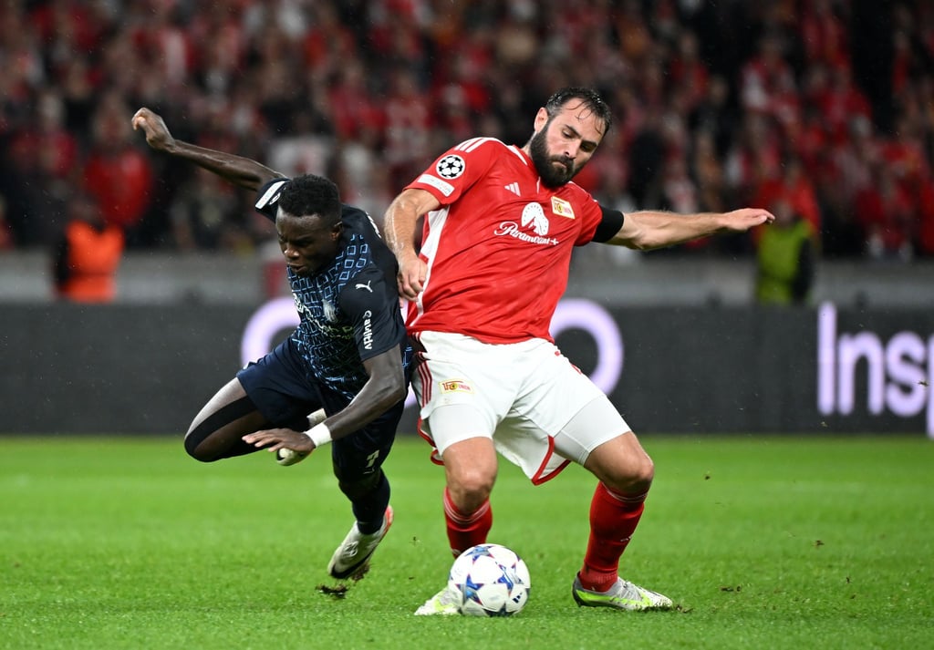 Lucas Tousart (r) in Aktion gegen Bragas Bruma im Olympiastadion.