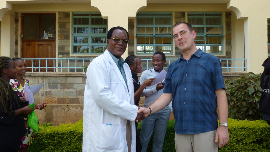 Prof. Christian-Toralf Weber von der Hochschule Magdeburg-Stendal in Kenia mit dem Institutsdirektor Dr. Emmanuel Ebinga Osore.