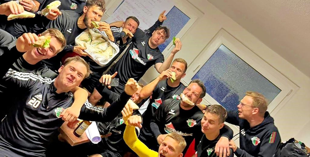 Die Kicker von Union Schönebeck ließen sich die selbstgemachten Sandwiche nach dem Auswärtserfolg schmecken.