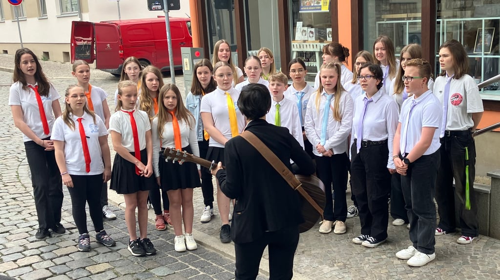 Der Chor „The Good Moods“ des GutsMuths-Gymnasiums singt.