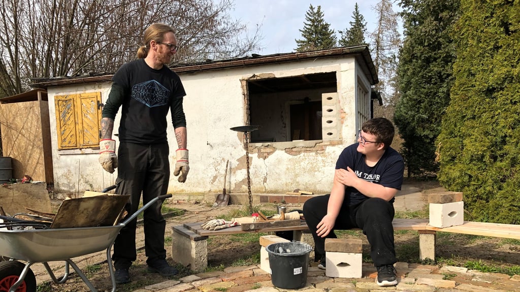 Die Kreise sind unter anderem für die Jugendhilfe verantwortlicht. Bei einem Projekt in Klostermansfeld richten Jugendliche einen verwilderten Garten wieder her.