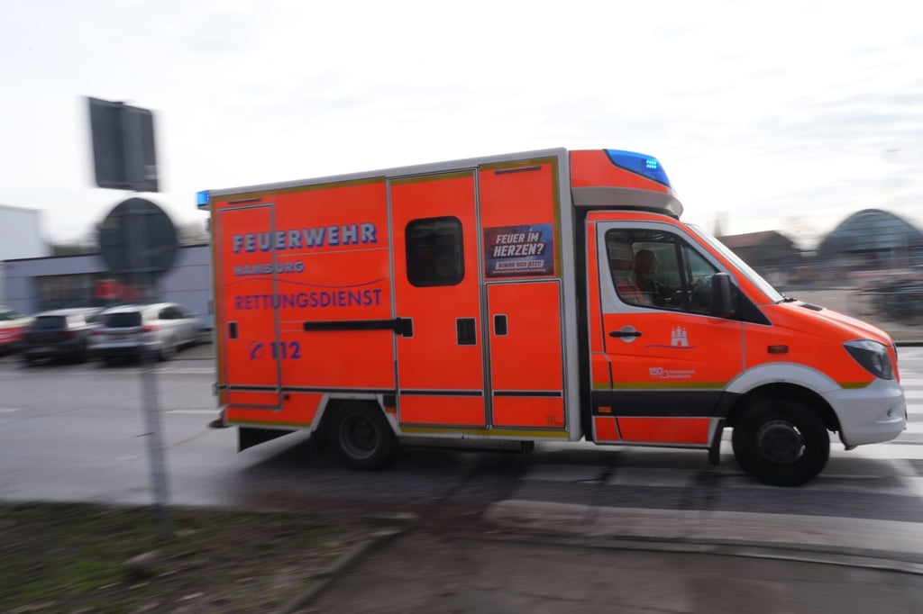 Ein Rettungswagen (RTW) der Feuerwehr fährt mit Blaulicht zu einem Einsatz.