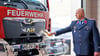 Wolmirstedts Ortswehrleiter Marco Reinhardt tauft das neue Tanklöschfahrzeug mit Sekt, ebenso „begoss“ Farslebens Ortswehrleiter Matthias Fischer das Hilfeleistungslöschfahrzeug.