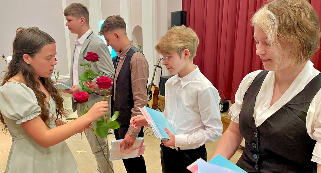 Neben der Urkunde und dem Buch „(K)ein Handbuch zum Erwachsenwerden“ gab es für jeden Jugendweiheteilnehmer auch eine Rose.