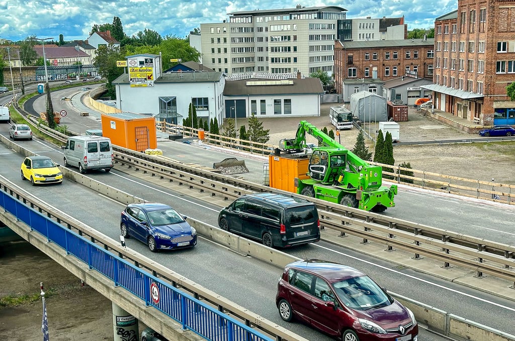 Blick auf die Brückenbausteller auf dem Ring über  der Halberstädter Straße. Wochentags herrscht auf der Tangente in Magdeburg oft Stau. Am Sonntag rollte der Verkehr.