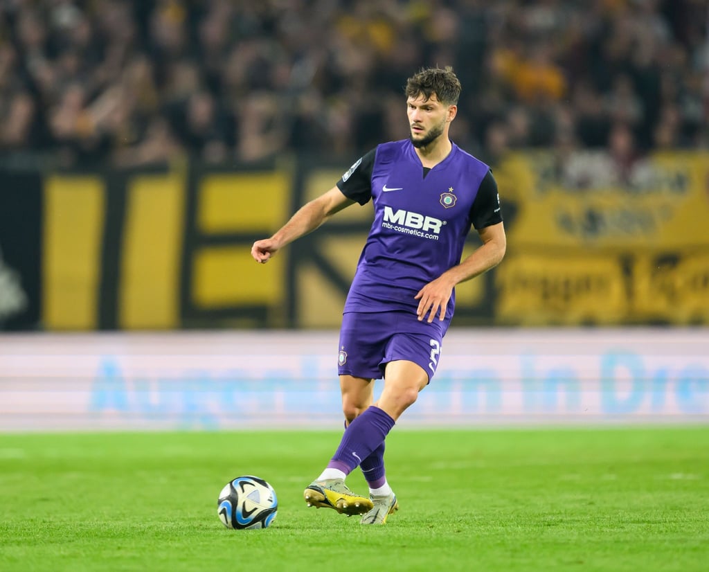 Aues Marco Schikora spielt den Ball.