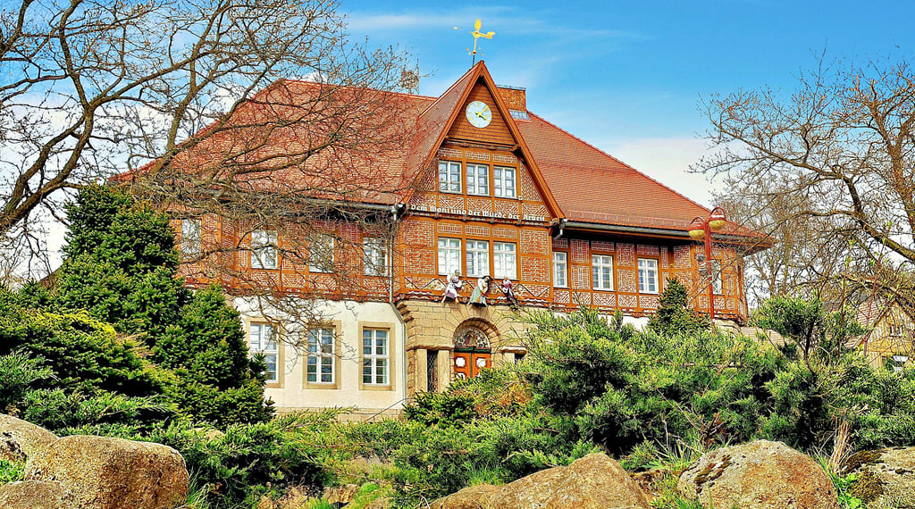 Der Schein trügt: Von außen macht das Rathaus einen prächtigen Eindruck. Innen sieht der Zustand jedoch ganz anders aus. Deshalb soll das Rathaus nun renoviert werden.