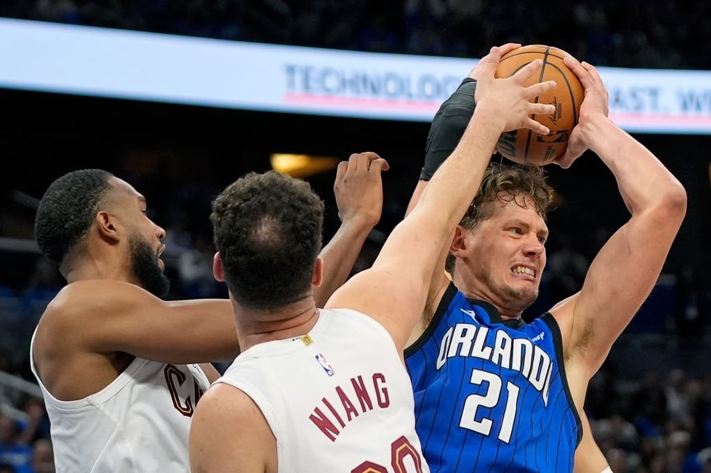 Moritz Wagner (r) und die Orlando Magic, haben das entscheidene Playoff-Spiel gegen Cleveland verloren.
