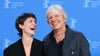 Andreas Dresen (r) und Liv Lisa Fries (l) lachen beim Photocall ihres Films „In Liebe, Eure Hilde“ in Berlin.