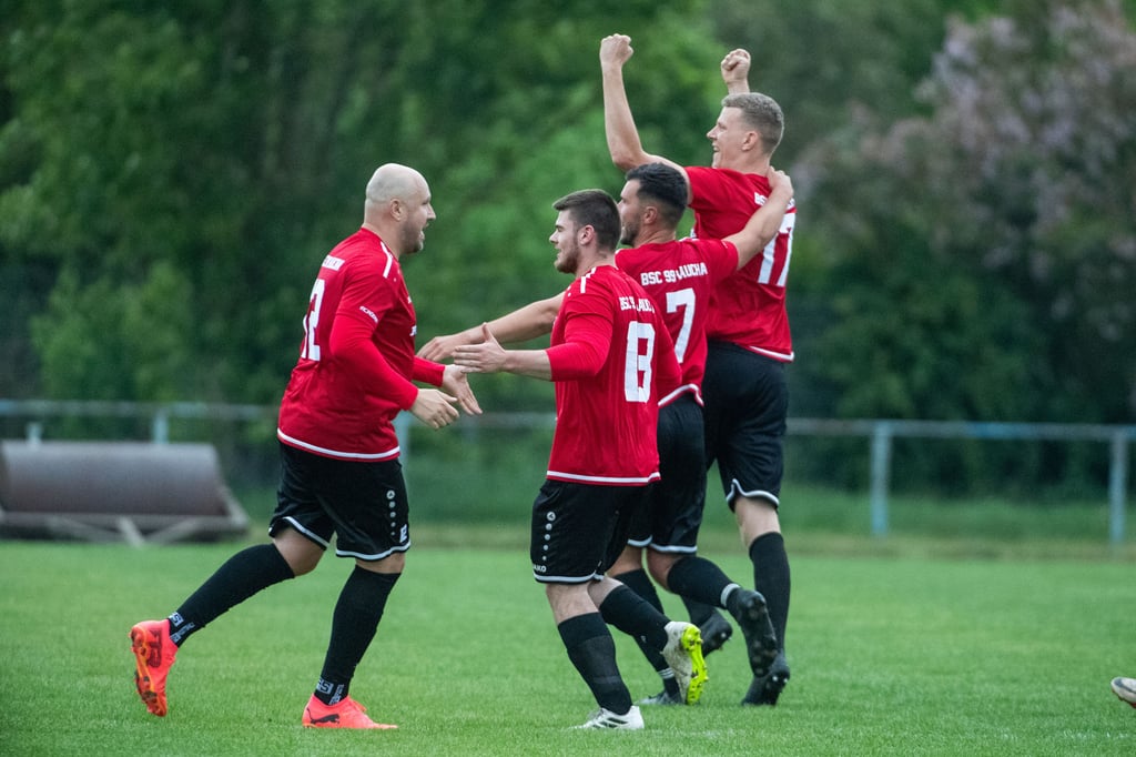 Der Lauchaer Fabian Keidel (r.) verwandelt im Unstrut-Derby der Landesklasse den Strafstoß zum 0:3 und darf jubeln.