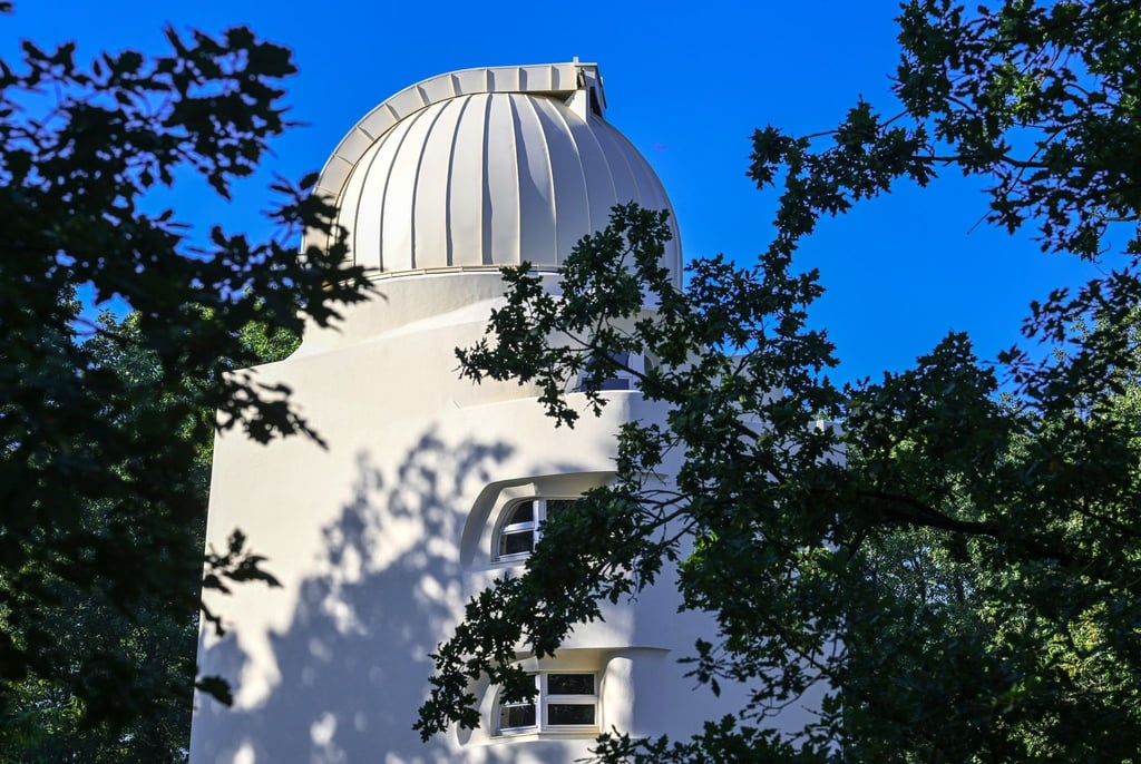 Der Einsteinturm, aufgenommen kurz vor der feierlichen Wiedereröffnung 2023.