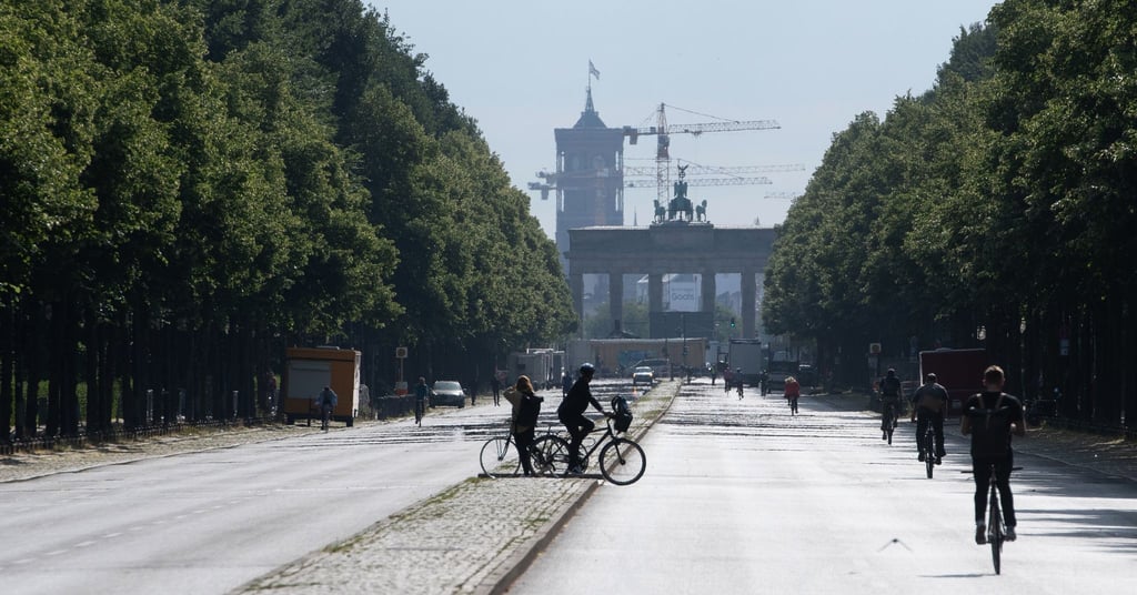 Radfahrer sind auf der Straße des 17. Juni unterwegs.
