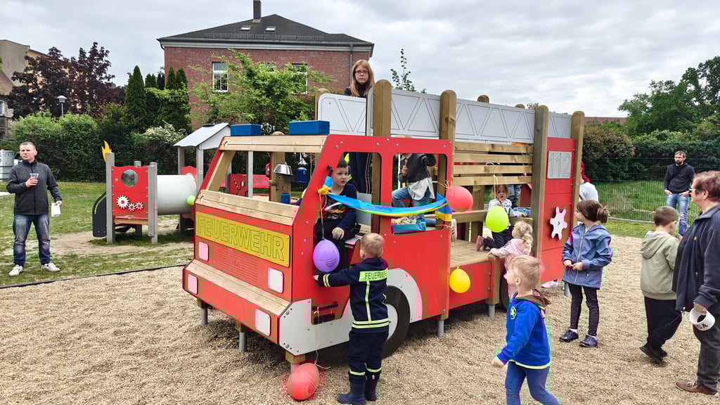 Der Feuerwehr-Spielplatz in Bitterfeld wurde von vielen Kindern in Besitz genommen.