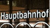 Der Schriftzug „Hauptbahnhof“ steht über dem Eingang zu den Bahnhofs-Passagen.