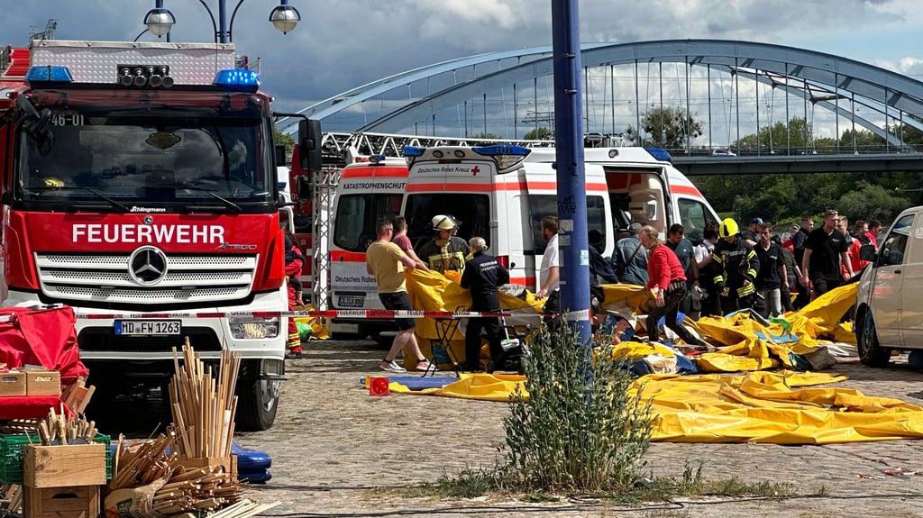 In Magdeburg ist eine Hüpfburg mit Kindern von einer Windböe erfasst worden.
