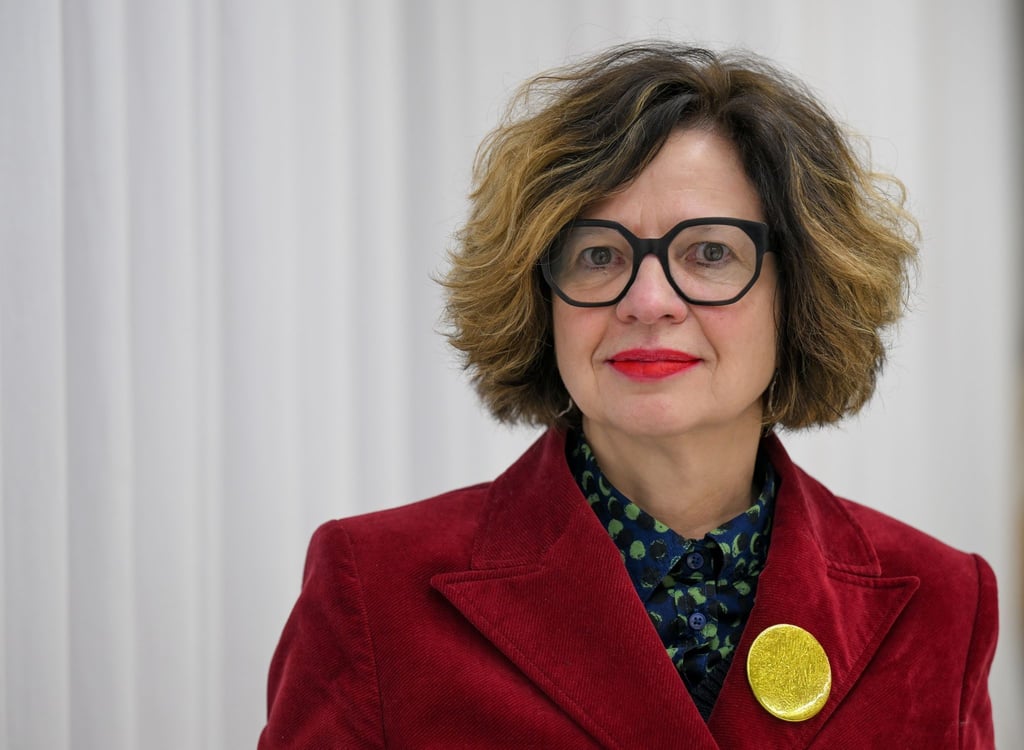 Bettina Erzgräber steht in einer Werkstatt der Hochschule in Halle.