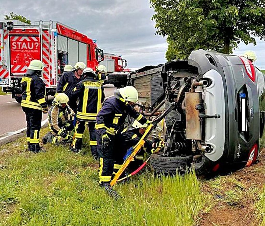 Feuerwehrleute sicherten das umgekippte Auto.