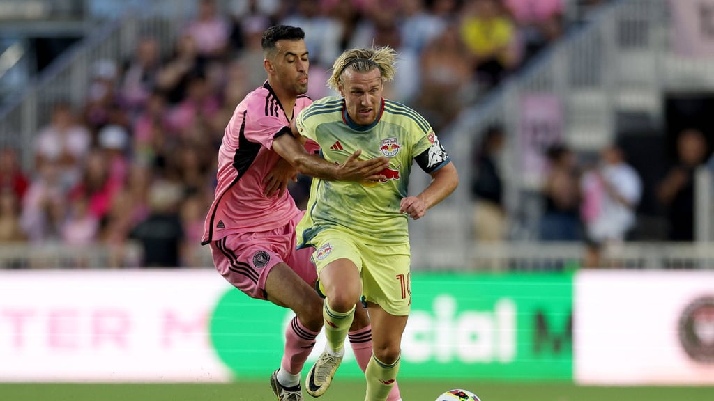 Emil Forsberg (r.) wird von Miami-Star Sergio Busquets gefoult.