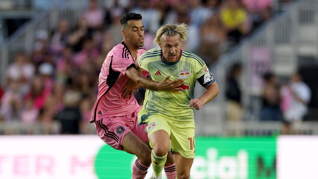 Emil Forsberg (r.) wird von Miami-Star Sergio Busquets gefoult.