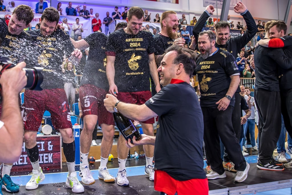 Trainer Bob Hanning feiert den Aufstieg des 1. VfL Potsdam in die Handball-Bundesliga.