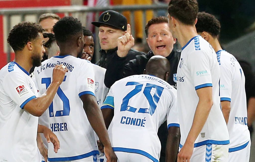 Während einer Unterbrechung holte Christian Titz sein Team zu sich, aber viel besser wurde es danach nicht.