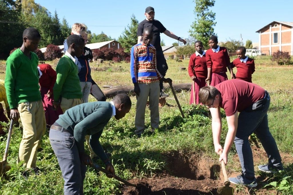 Schüler aus Haldensleben bei ihrem Besuch in der Itamba Secondary School in Tansania. Beim aktuellen Gegenbesuch der Schüler ist es zu Problemen gekommen - einer der Schüler bekam kein Visum.