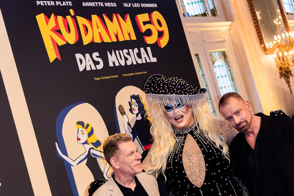 Produzent Peter Plate (l-r), Dragquen Laila Licious und Ulf Leo Sommer bei der Premiere im Theater des Westens.