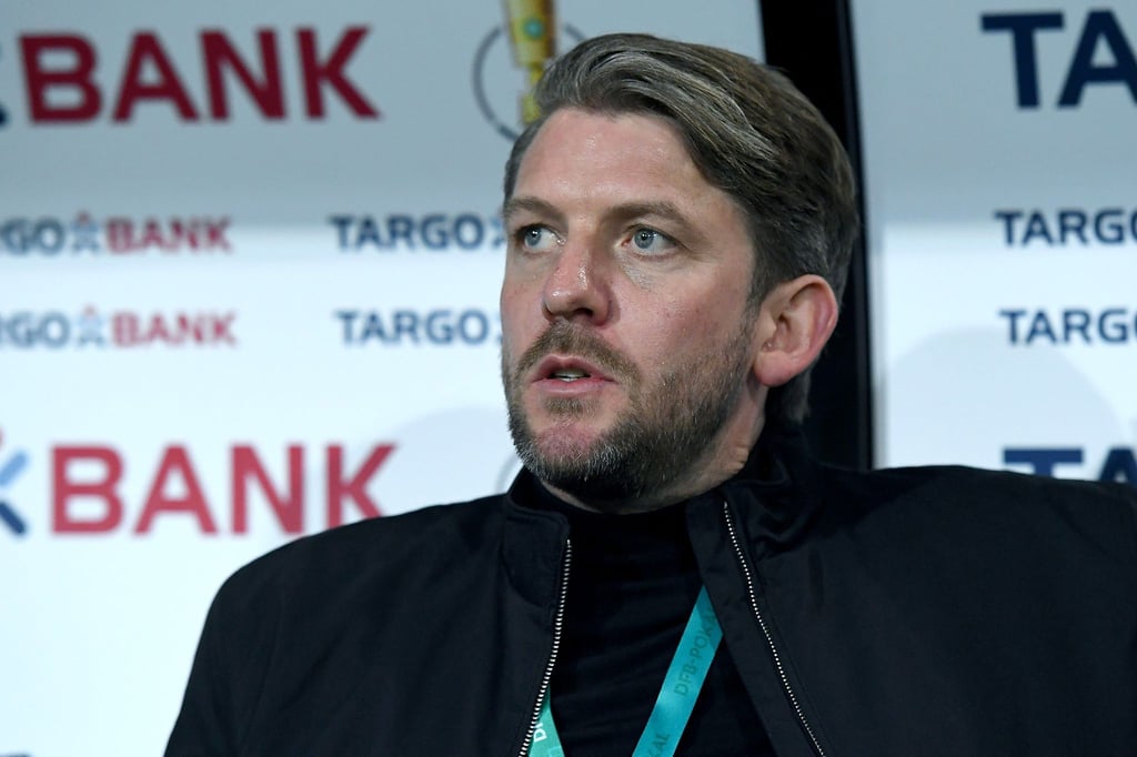 Fußball DFB-Pokal 1. Runde, Preußen Münster - FC Bayern München im Preußenstadion in Münster. Sportdirektor von Münster, Peter Niemeyer, sitzt auf der Bank.