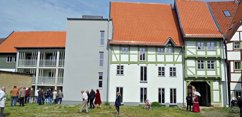 Blick auf die Hofseite der „Tanne“ mit ihren vier Gebäudeteilen. Links Laubengänge vor Wohnungen, dann das Treppenhaus mit Aufzug, über das alle Wohnungen erreichbar sind.
