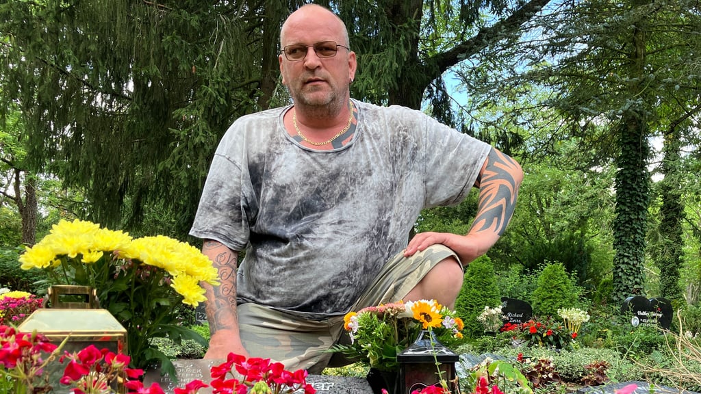 Oliver Bagger auf dem Südfriedhof in Halle am Grab seiner Frau