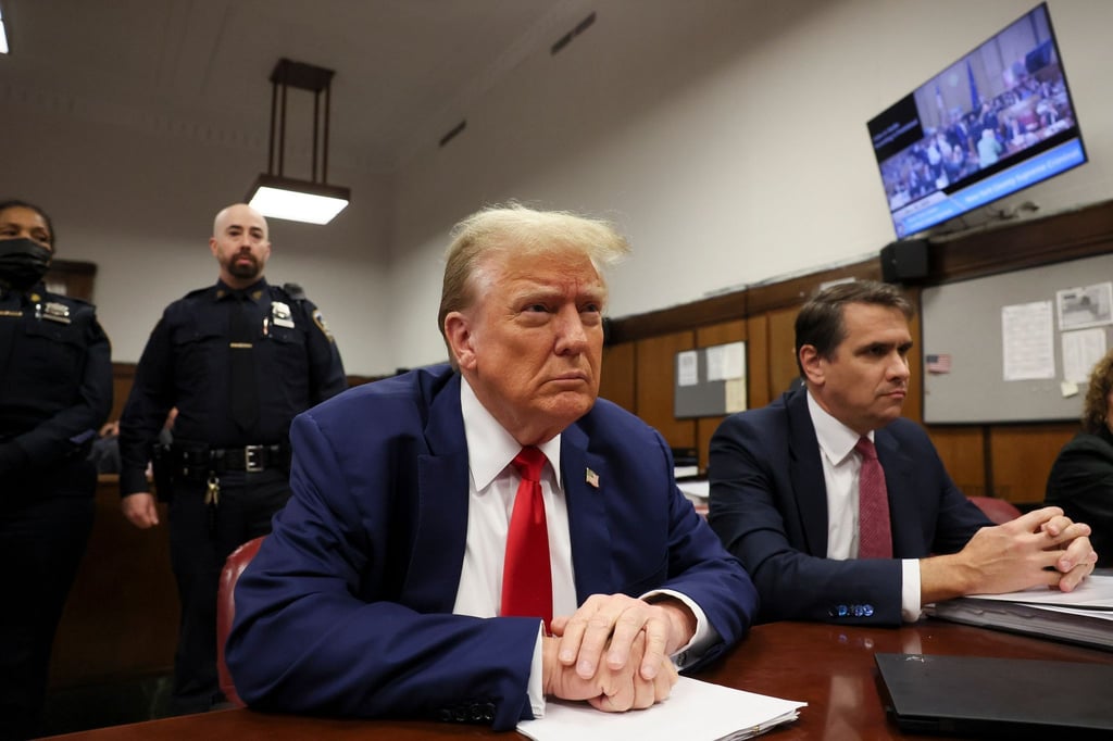 Richter Merchan hat eine Strafe von 1000 Dollar gegen den ehemaligen Präsidenten Donald Trump verhängt.