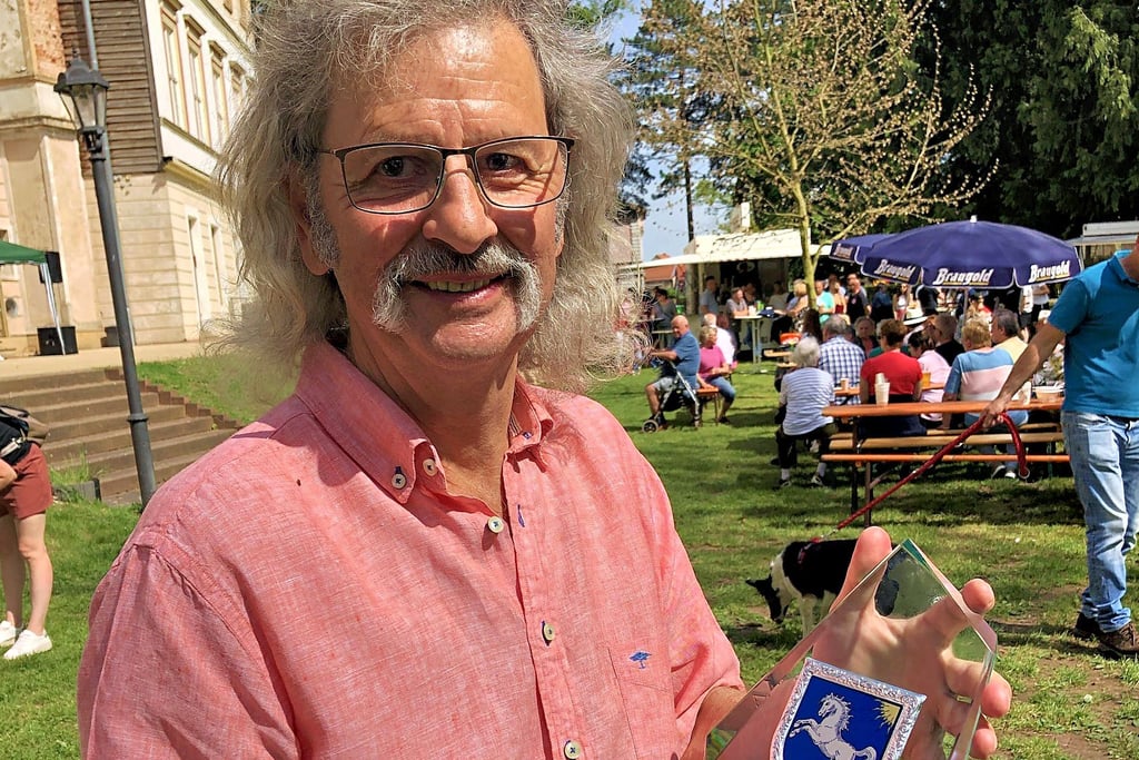 Burkhard Häcker mit der Roß-Skulptur für den Roßlaer des Jahres.